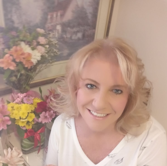 Profile Picture of Lori Ledwith (@lori_766) on Poshmark