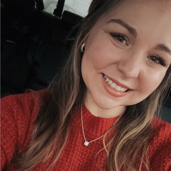 Profile Picture of Angela Gomer (@agomer) on Poshmark