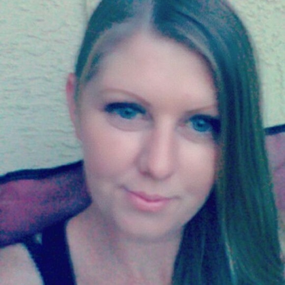 Profile Picture of Amanda Hagar (@ahagar84) on Poshmark