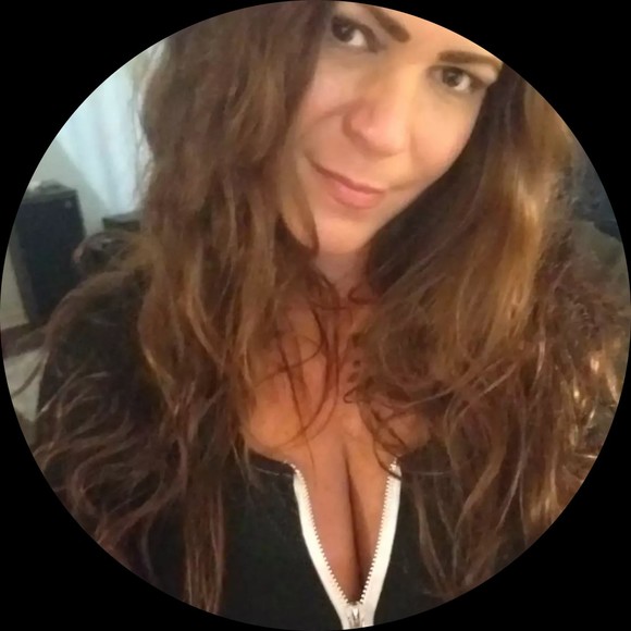 Profile Picture of Keri Moore (@simmoker) on Poshmark