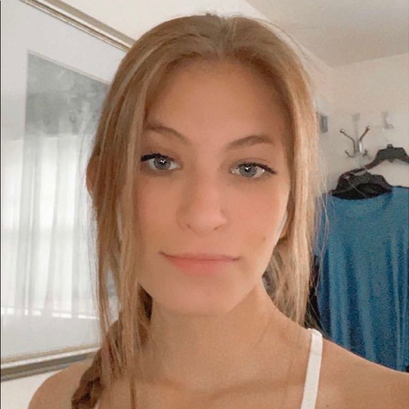 Profile Picture of Jenna Simshauser (@jennaelene) on Poshmark