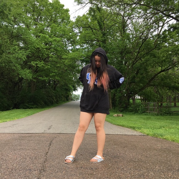 Profile Picture of Olivia Lockhart (@olivia_sellss) on Poshmark