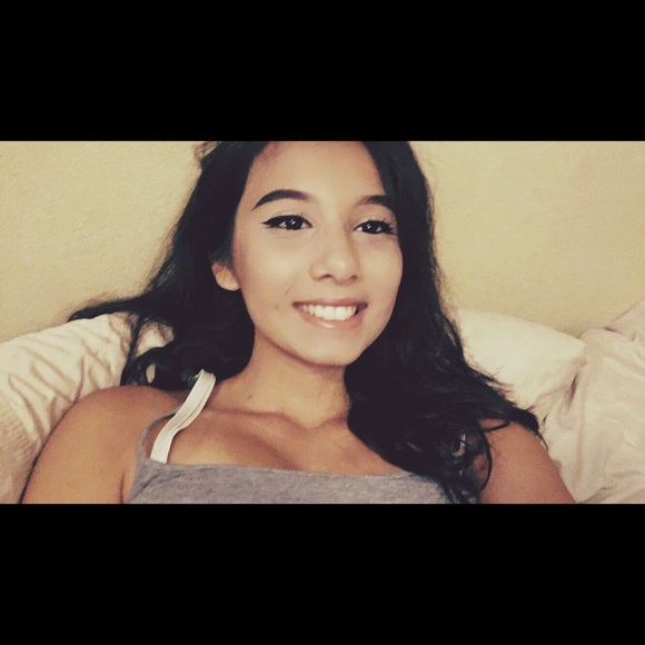 Profile Picture of Alexa Herrera (@aleexaaa16) on Poshmark