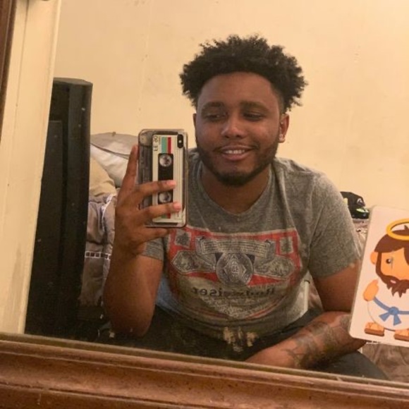 Profile Picture of Thomas Gillette (@thomasgillet706) on Poshmark