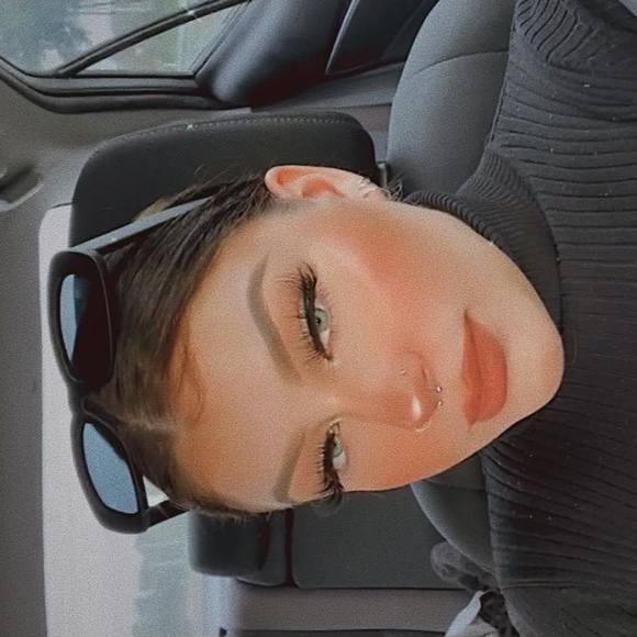 Profile Picture of Taylor Eichinger (@eichingertaylor) on Poshmark