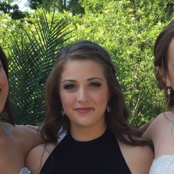 Profile Picture of Sophia Mazzone (@somaz15) on Poshmark