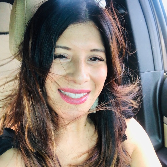 Profile Picture of Bella Alvarado (@bellisimashomes) on Poshmark