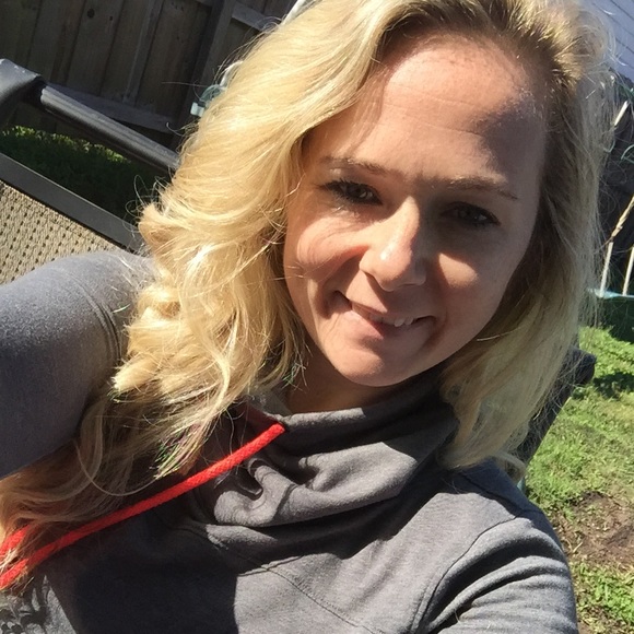 Profile Picture of Stephanie Hackley (@smh101488) on Poshmark