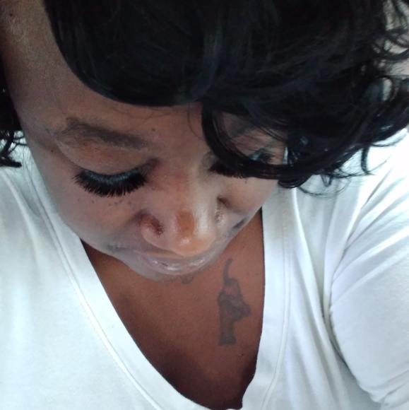 Profile Picture of Metra Roar (@memebytch) on Poshmark