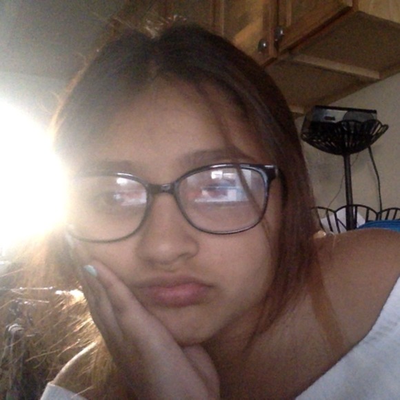 Profile Picture of Melanie Mendoza (@melaniem0122) on Poshmark