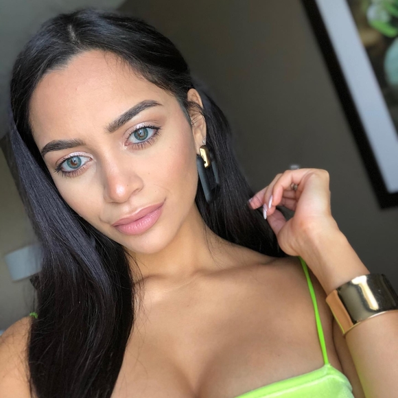 Ariel Lamourt - Poshmark Profile Picture of Ariel Lamourt (@ariellamourt) on Poshmark