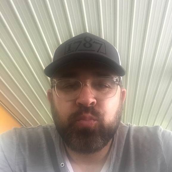 Profile Picture of Kris Larson (@krislarson1) on Poshmark