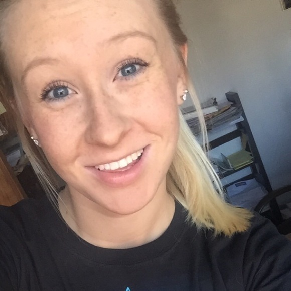 Profile Picture of Danielle Lenoue (@danals405) on Poshmark