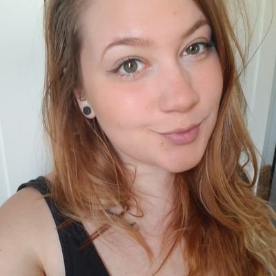 Profile Picture of Julia (@deBeaubien) on Twitter