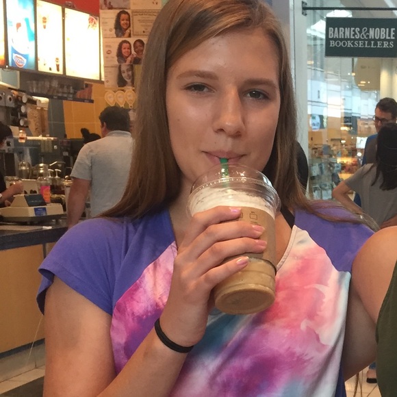 Profile Picture of Mia Placzek (@placzekmia) on Poshmark