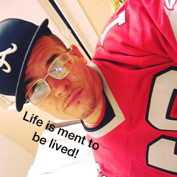 Profile Picture of Cameron Reid (@cameron_reid) on Poshmark