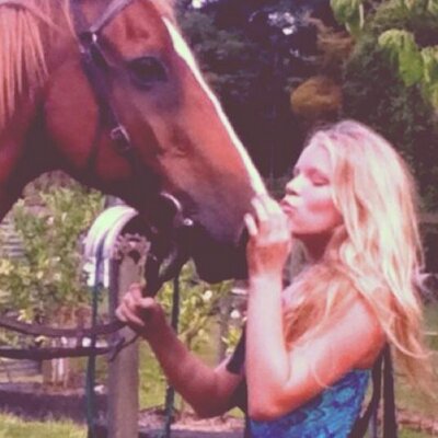 Profile Picture of Roxy McKee (@Roxy_again1234) on Twitter