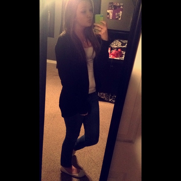 Profile Picture of Brooke Bumpus (@brookeashley124) on Poshmark