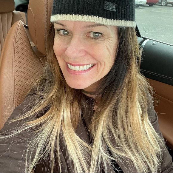 Profile Picture of Lorry Deweese rieckers (@llrieckers) on Poshmark