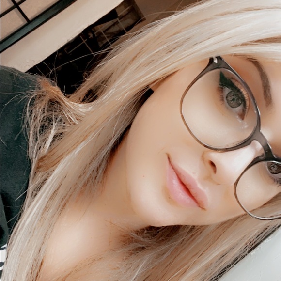 Profile Picture of Chloe Stempski (@dollfaceeee333) on Poshmark