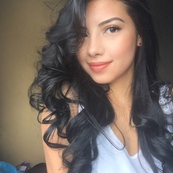 Profile Picture of Manuela Martinez (@manuelamtnez) on Poshmark