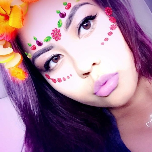 Profile Picture of Diona Losoya (@losoyad) on Poshmark