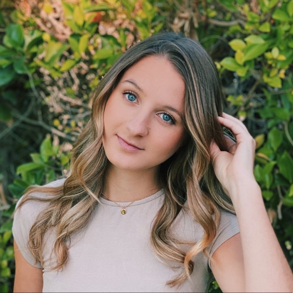 Profile Picture of Jules Symmonds (@julessymmonds) on Poshmark