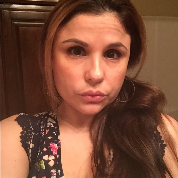 Profile Picture of Janet Pena (@janetp74) on Poshmark