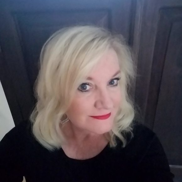 Profile Picture of Kimberly Ralls (@kimlikestoshop) on Poshmark