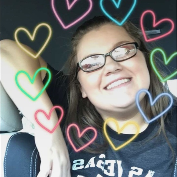 Profile Picture of Krystal Gueringer (@getyouakrystal) on Poshmark