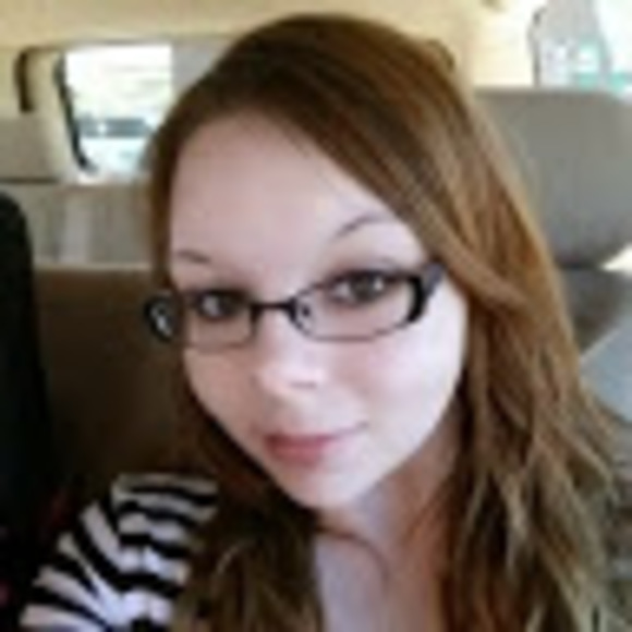 Profile Picture of Amber Ledesma (@amber_ledesma) on Poshmark
