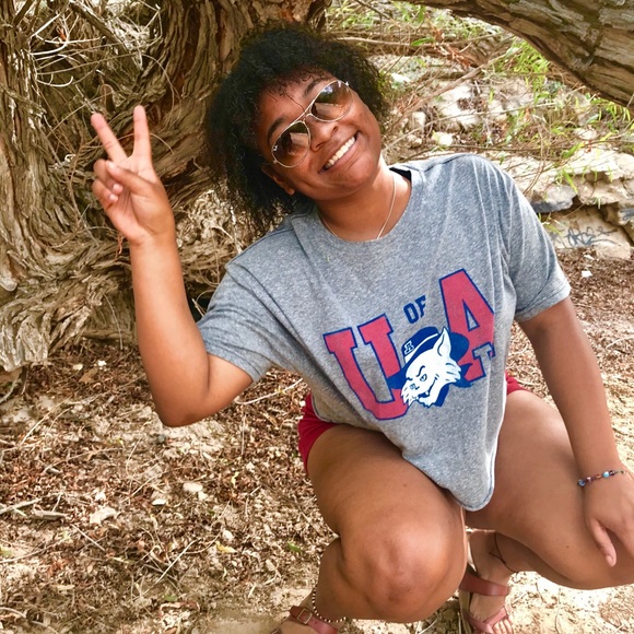 Profile Picture of Ariah Faultner (@ariah11ariah) on Poshmark