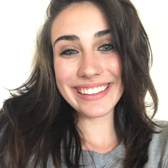 Profile Picture of Alexa Lowe (@alexaalowee) on Poshmark