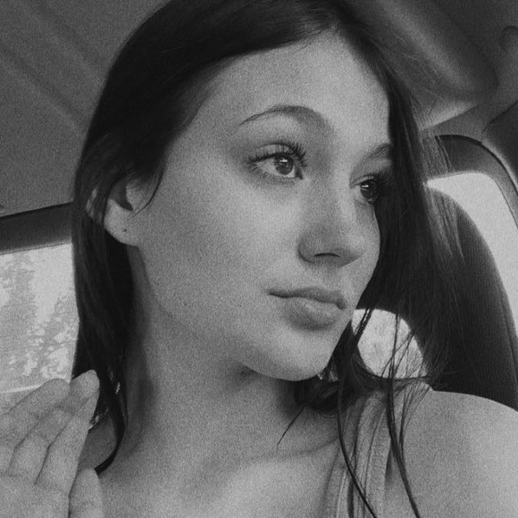 Profile Picture of Cassandra Olson (@cassieo_11) on Poshmark