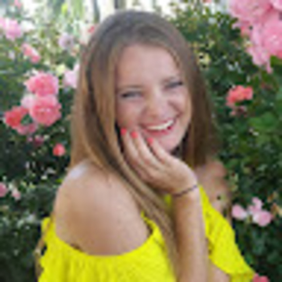 Profile Picture of Makenzie Crouder (@makenziecrouder) on Poshmark