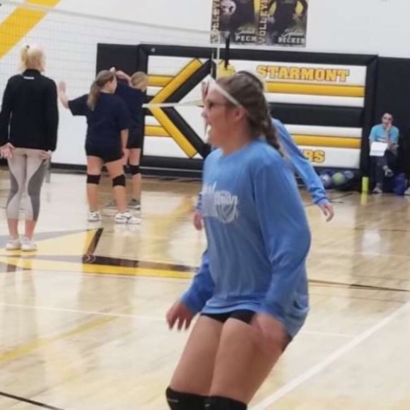 Profile Picture of Lainee Holthaus (@laineeholthaus) on Poshmark