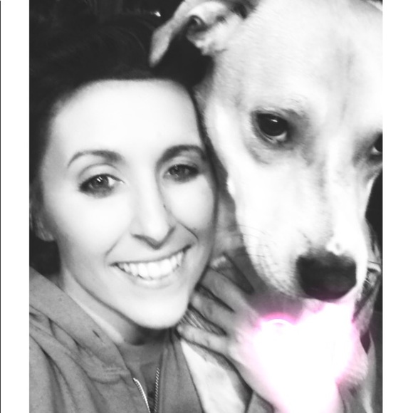 Profile Picture of Amanda Perrone (@mandee15103) on Poshmark