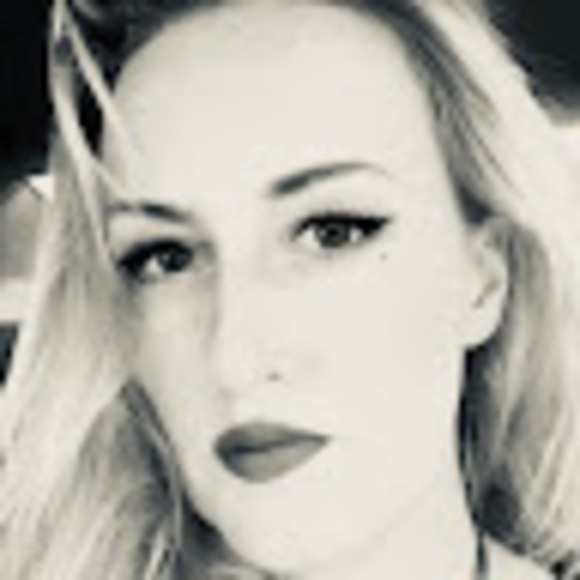 Profile Picture of Shannelle Thomas (@shannellethomas) on Poshmark