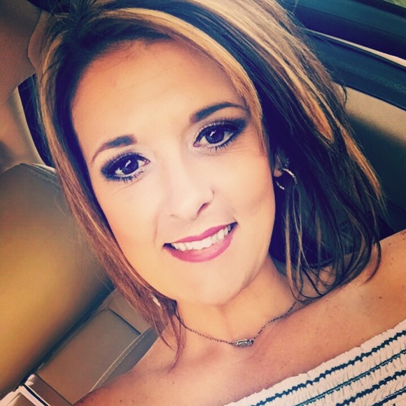 Profile Picture of Crystal Lucas (@cry1234) on Poshmark