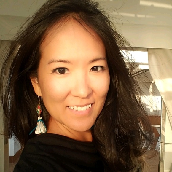 Profile Picture of Tomoko Murakami (@glamtm) on Poshmark