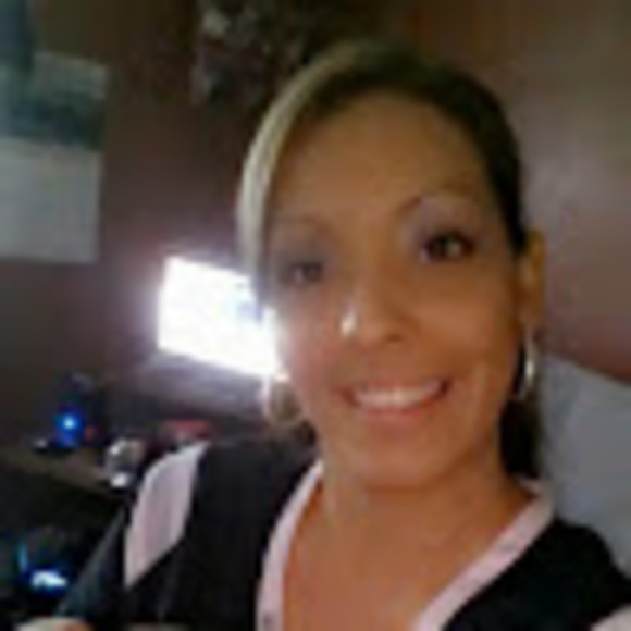 Profile Picture of Letty Verver (@lettyverver) on Poshmark