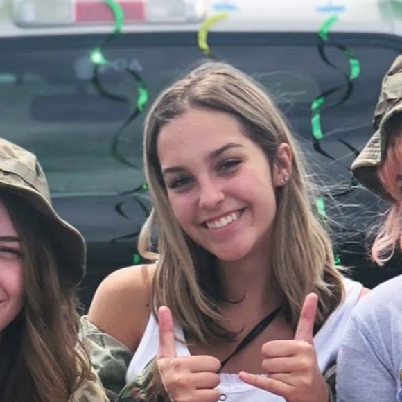 Profile Picture of Lily Whitbeck (@lilywhitbeck9) on Poshmark