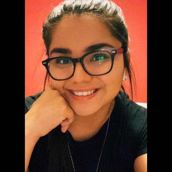 Profile Picture of Aimeé Flores (@agflores6) on Poshmark