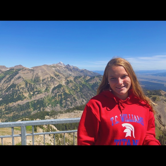 Julia Lungren - Poshmark Profile Picture of Julia Lungren (@julialungren) on Poshmark