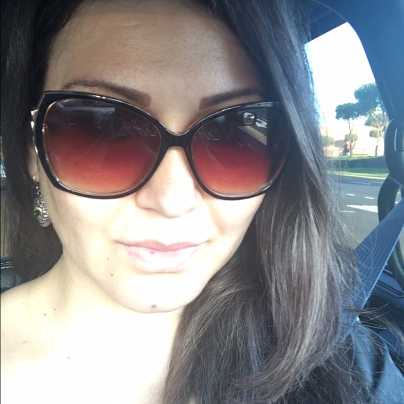 Profile Picture of Nurjan Ahmedova (@nurjanahmedova) on Poshmark