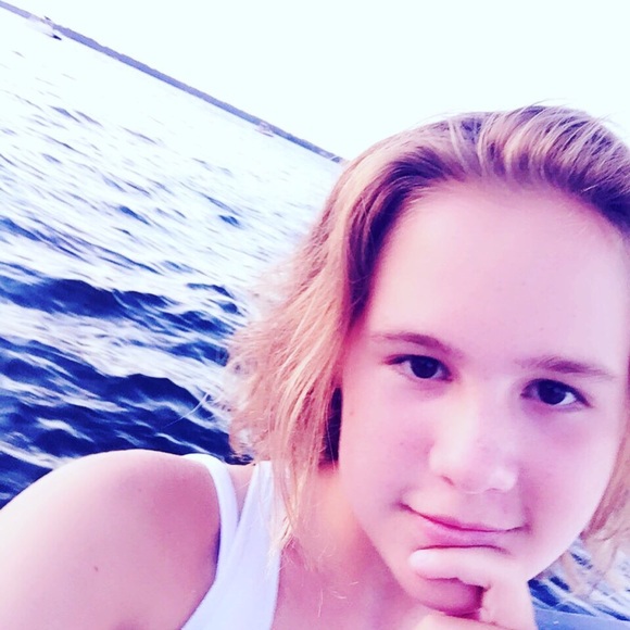 Profile Picture of Lexi Lodahl (@lexilodahl) on Poshmark