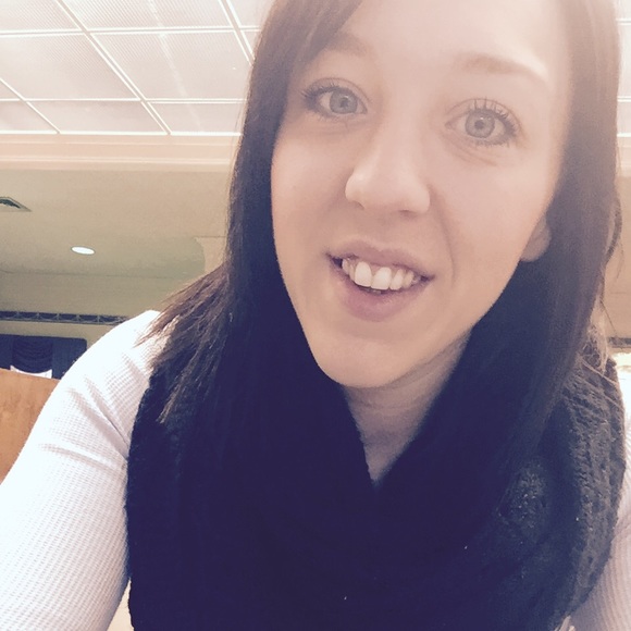 Profile Picture of Ariel Ellis (@aellis0817) on Poshmark