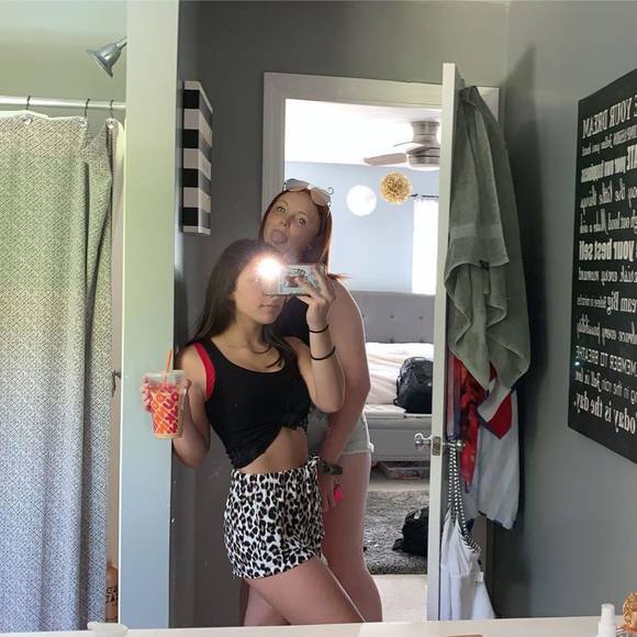 Profile Picture of Ali Chaberek (@alichaberek) on Poshmark