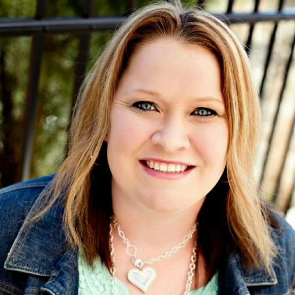 Autumn Hoyler - Poshmark Profile Picture of Autumn Hoyler (@autumnhoyler) on Poshmark