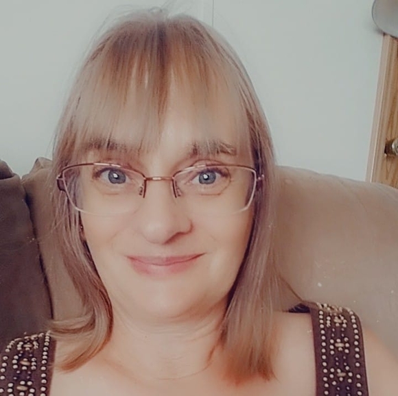 Profile Picture of Michelle Stickles (@m_stickles) on Poshmark